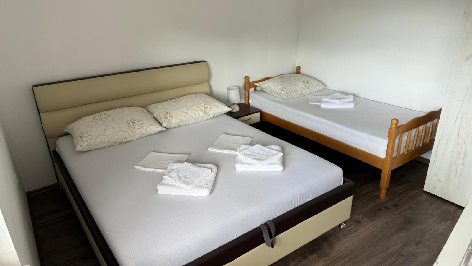 Apartman Malekin Apartment Prozor Exterior photo